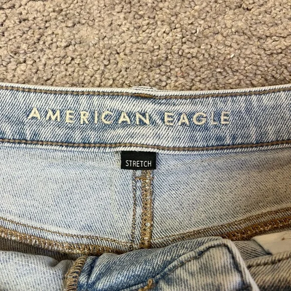 American Eagle Women's Size 14Distressed Cuffed Mom Jean Shorts Light Wash Blue - Picture 3 of 9